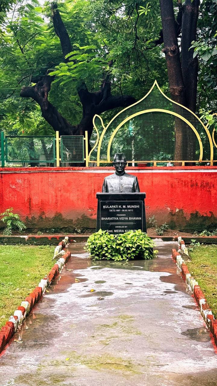 Статуя К. М. Мунши, основателя Bharatiya Vidya Bhavan