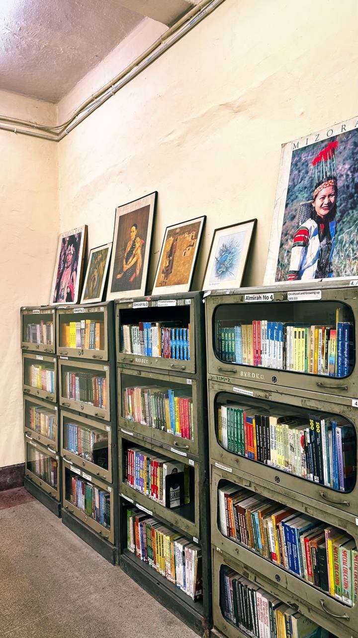 Библиотечные полки с книгами и предметами искусства