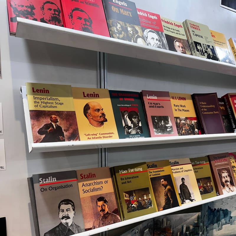 Полка с коммунистической литературой — Ленин и Маркс