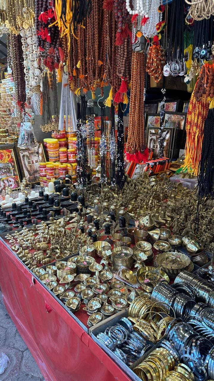 Латунные изделия, чётки и религиозные сувениры